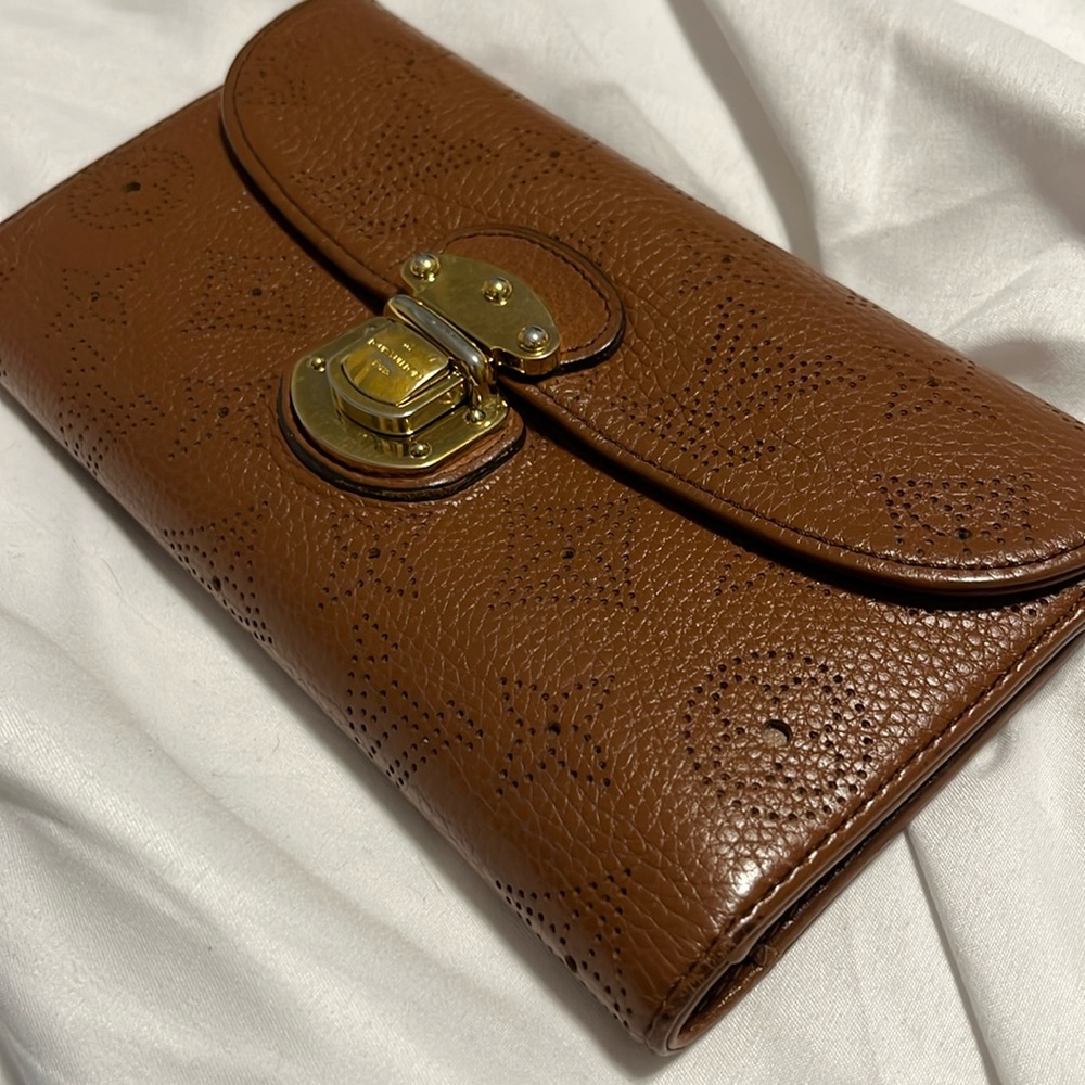 Louis Vuitton 2009 Leather Mahina Brown Amelia International Wallet